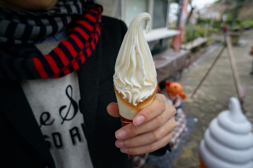 ラングドシャコーンの「CREMIA(クレミア)」が最高に美味い！生クリーム25%のソフトクリーム
