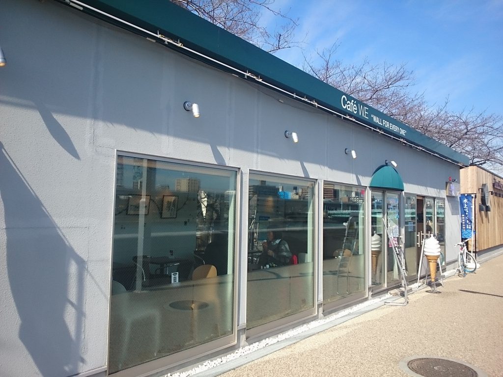 隅田川とスカイツリーをベストな位置から臨めるオープンカフェ「Cafe W.E」、Wifi完備
