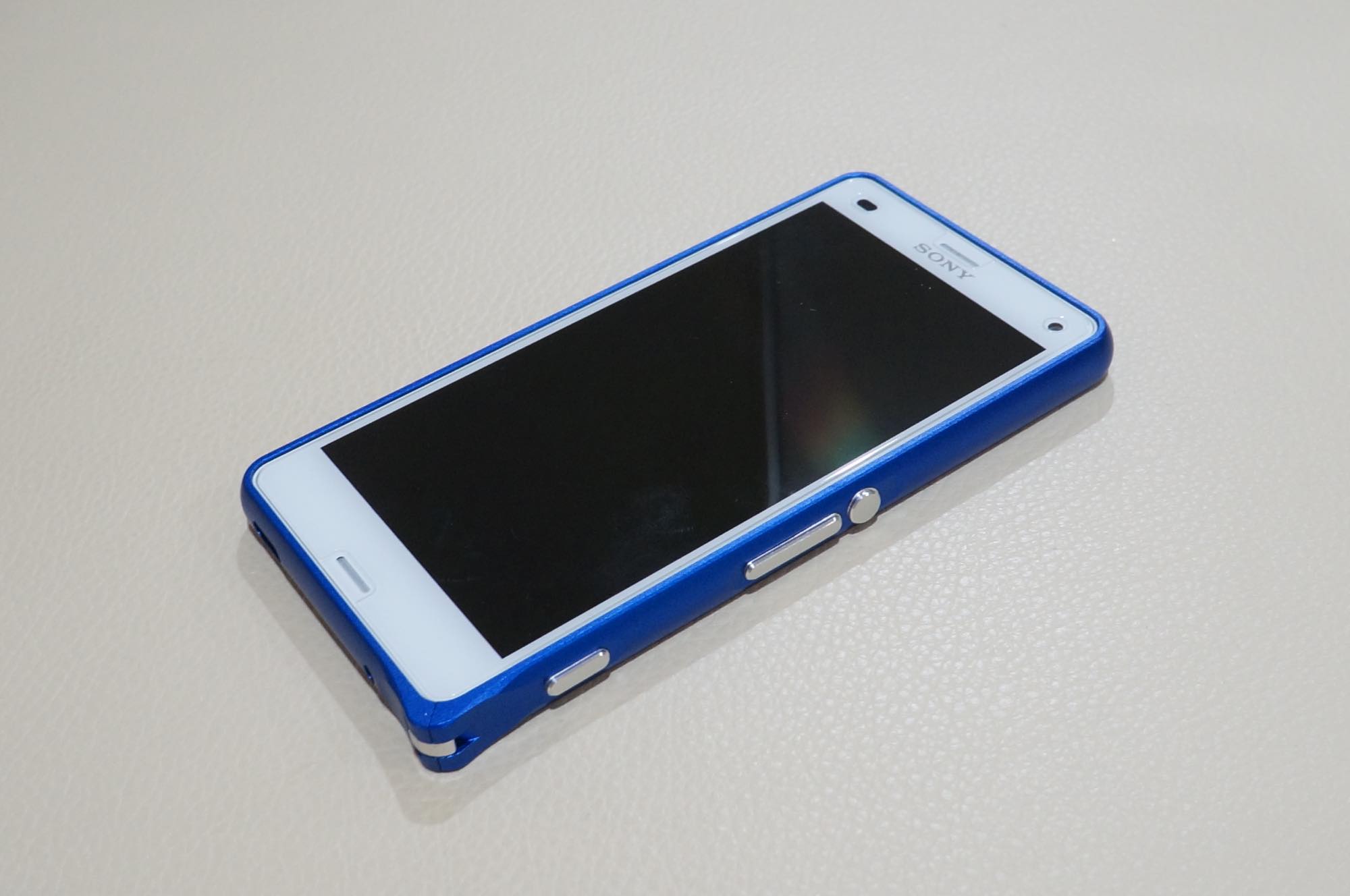 Xperia Z3 Compact に青いアルミバンパーを装着 ウォークマンケータイを彷彿とさせるデザインに