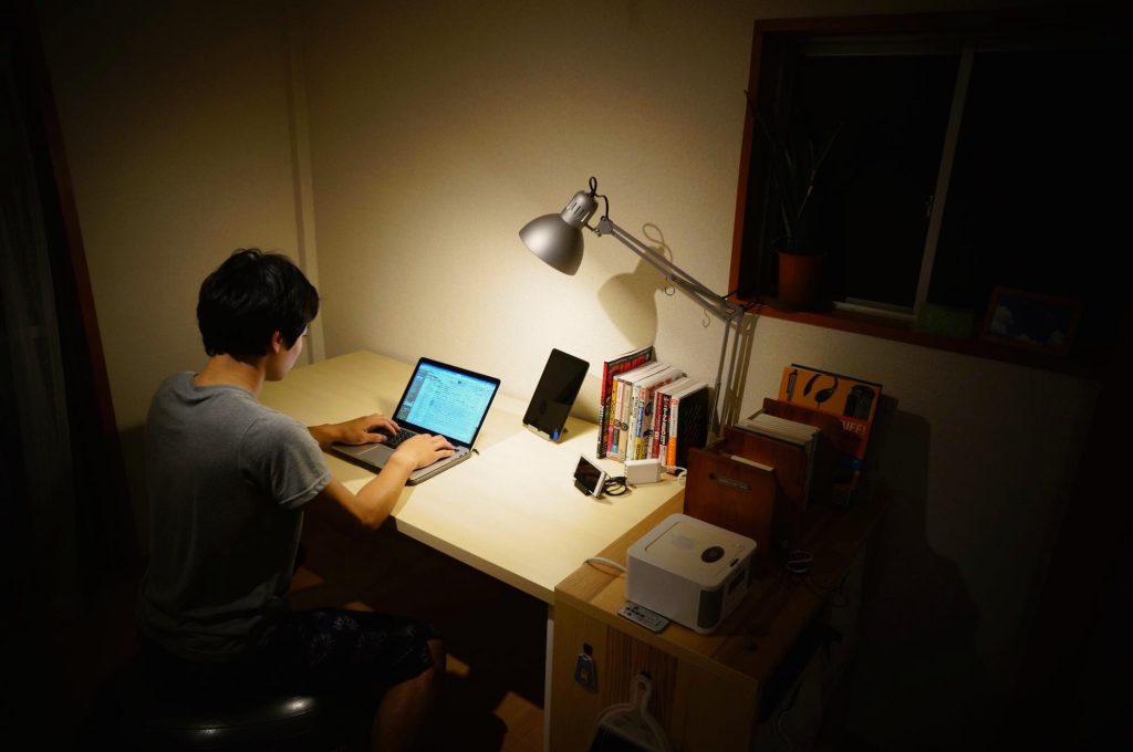 【一人暮らし】イケアでPCデスクを構築。6000円で広々デスクトップ環境を作る。