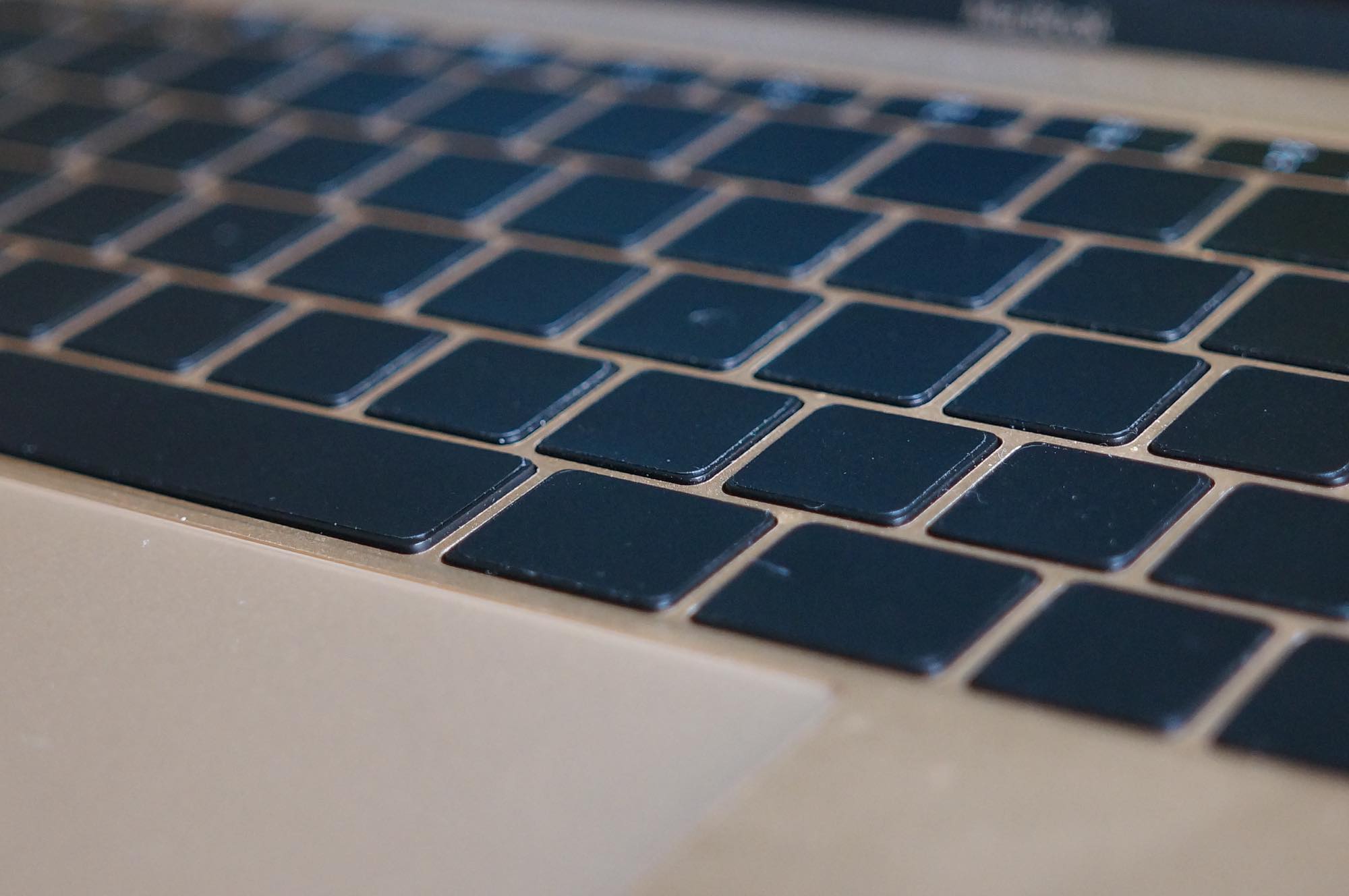 MacBookのキーボードをシンプルに。ブラックアウトステッカーでキーを無地にしてみた