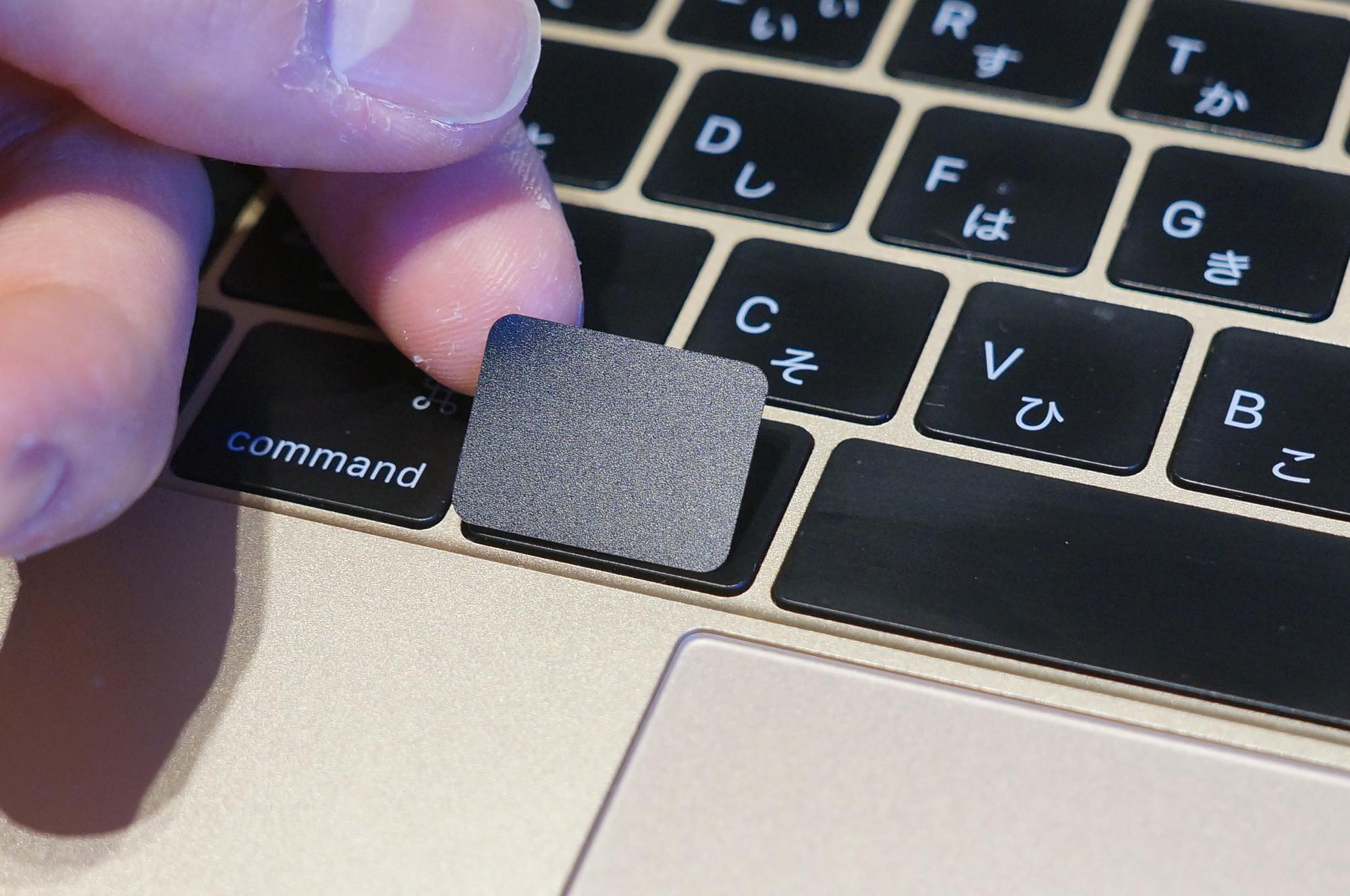 MacBookのキーボードをシンプルに。ブラックアウトステッカーでキーを無地にしてみた