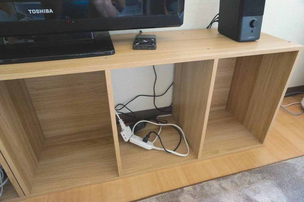 【DIY】カラーボックスをテレビ台として活用!ケーブルを綺麗に収納する方法を紹介