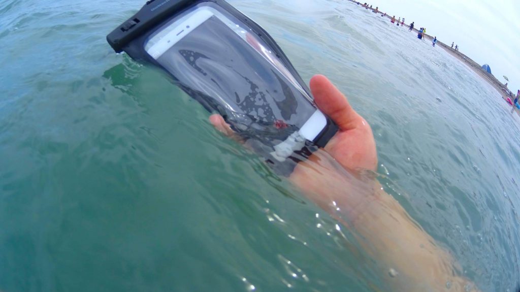 1,000円でiPhoneを防水に！海に行くならビニール製の防水スマホケースはマストバイ