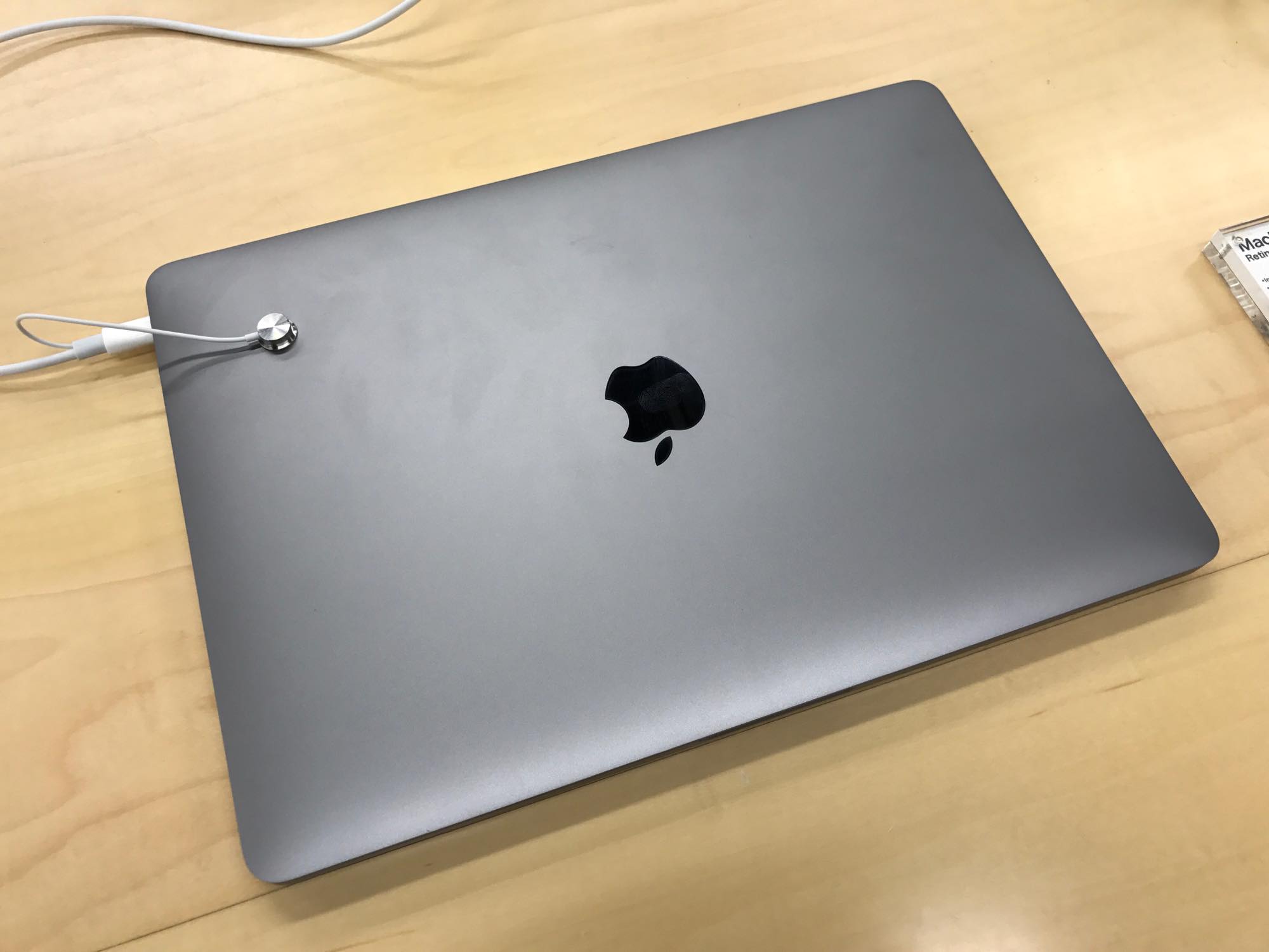新型13インチ MacBook Pro(Touch Bar非搭載モデル)の実機を店頭で触っ 