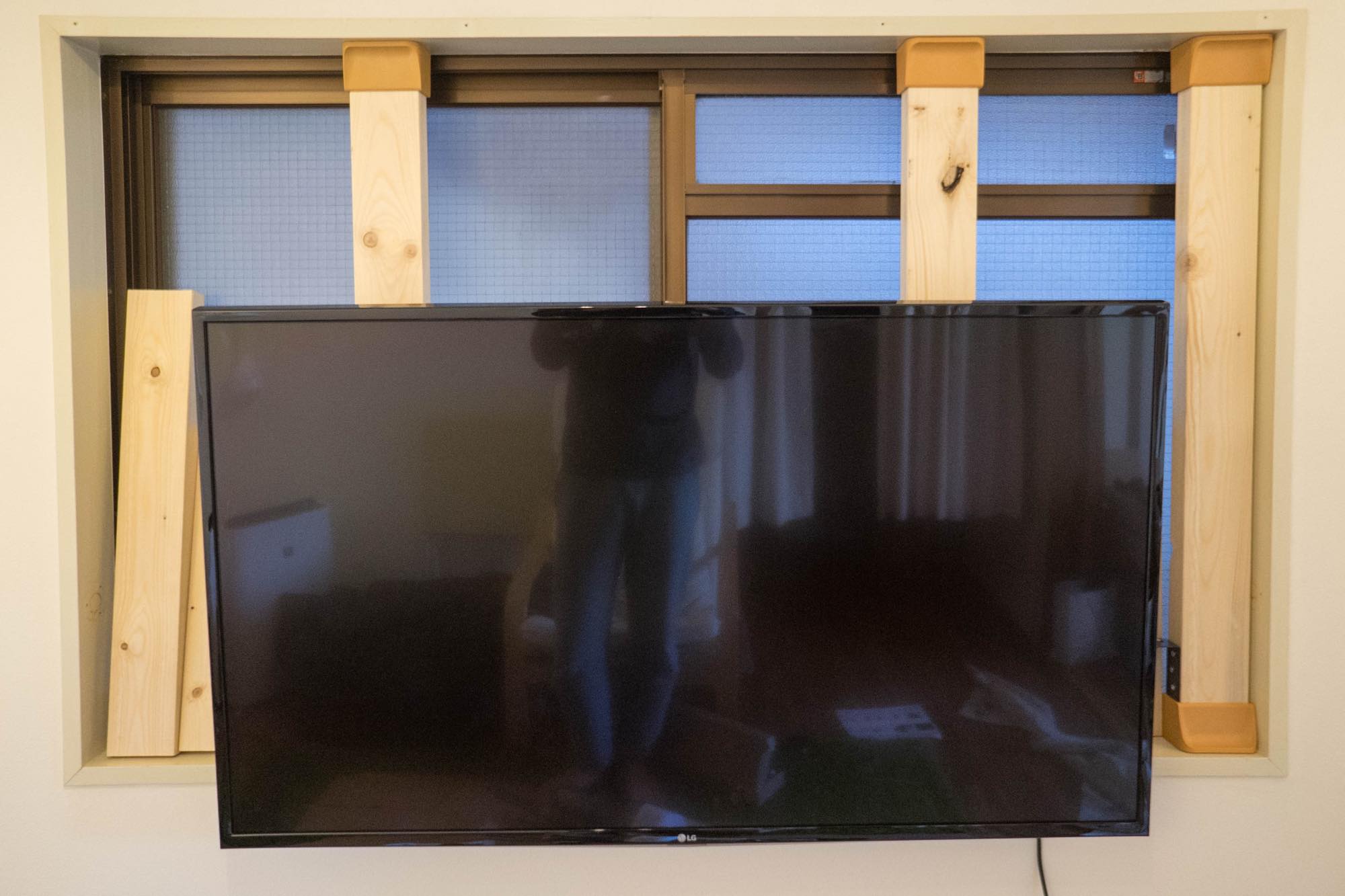一人暮らしホームシアター 賃貸で憧れの壁掛けテレビをdiy ディアウォールは大型tvも大丈夫