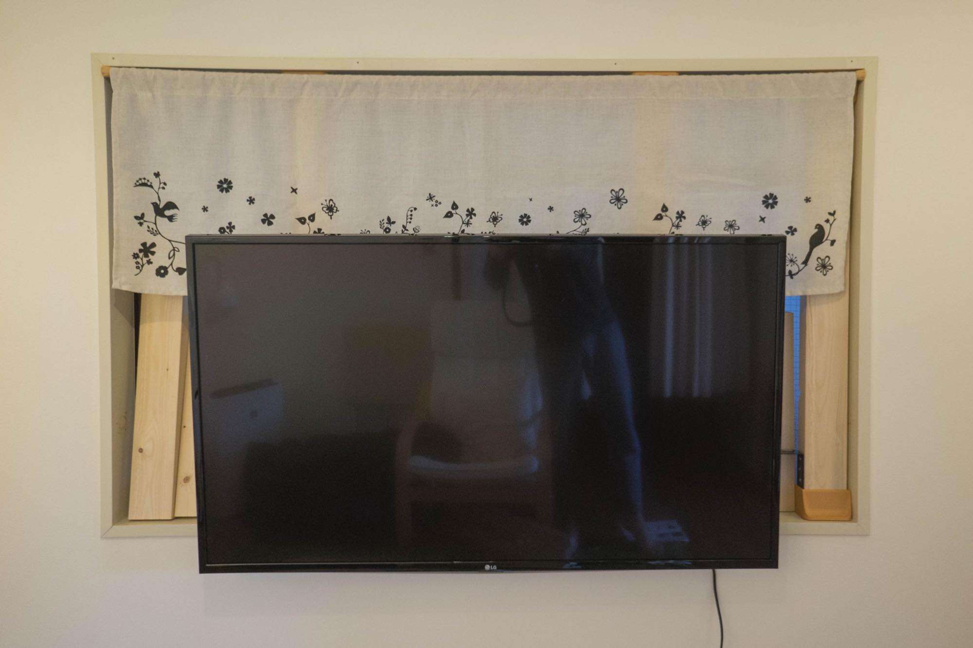 一人暮らしホームシアター 賃貸で憧れの壁掛けテレビをdiy ディアウォールは大型tvも大丈夫