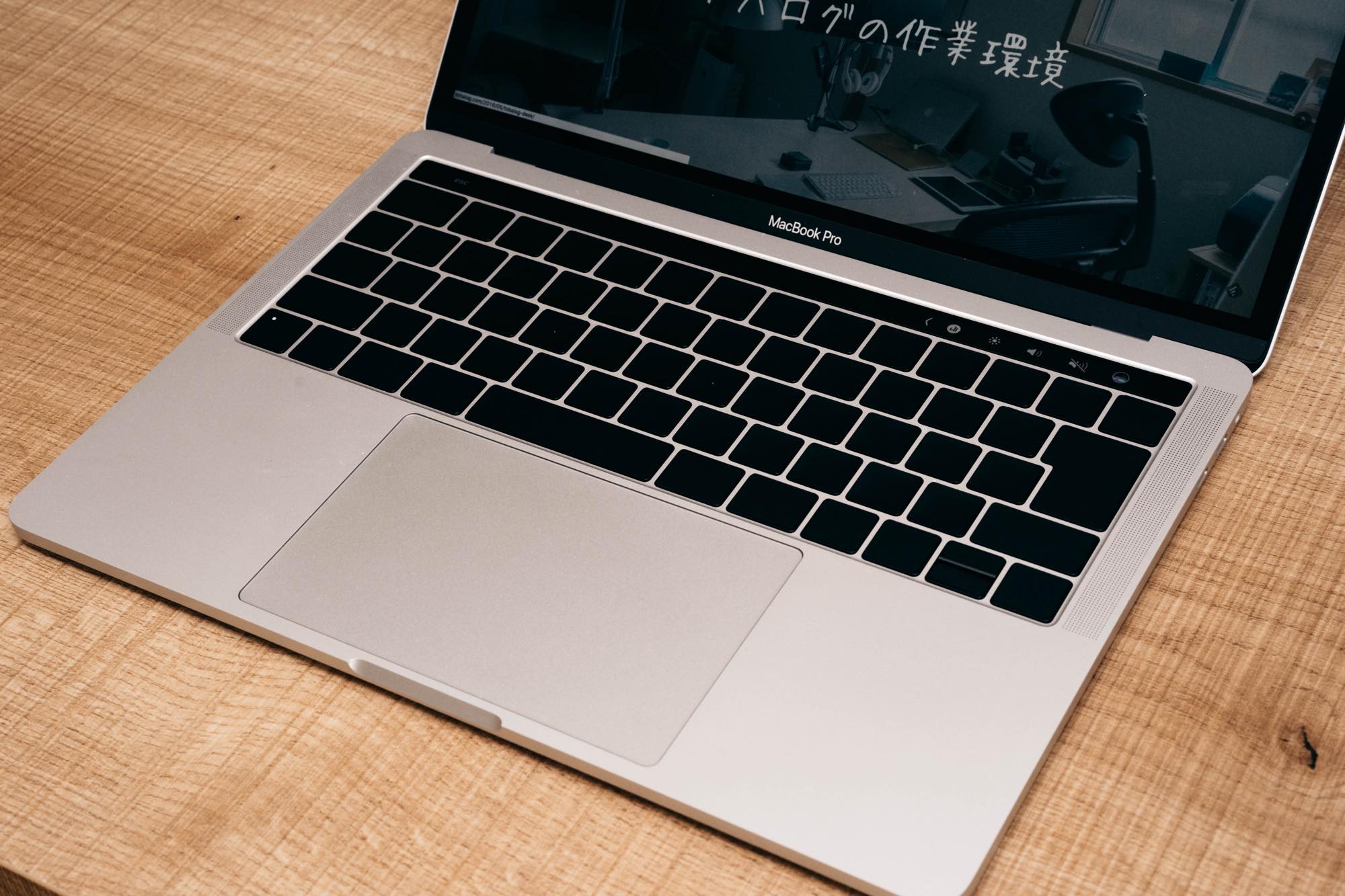 貼るだけで Macbook Pro 2016 のキーボードを無刻印に ブラック