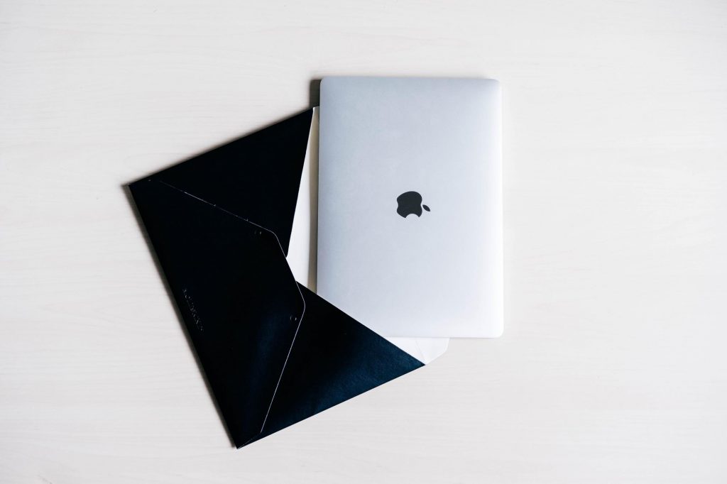 シンプル、ミニマル。モレスキンの「エンベロープ」を 12インチ MacBook / Pro の収納ケースとして使う