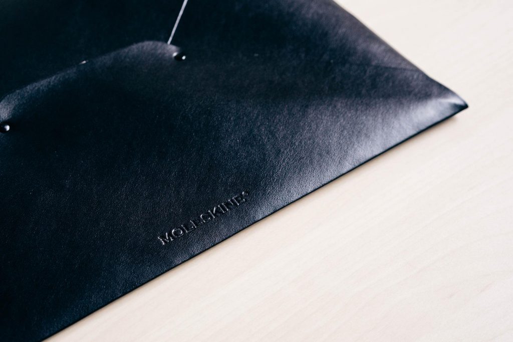 シンプル、ミニマル。モレスキンの「エンベロープ」を 12インチ MacBook / Pro の収納ケースとして使う