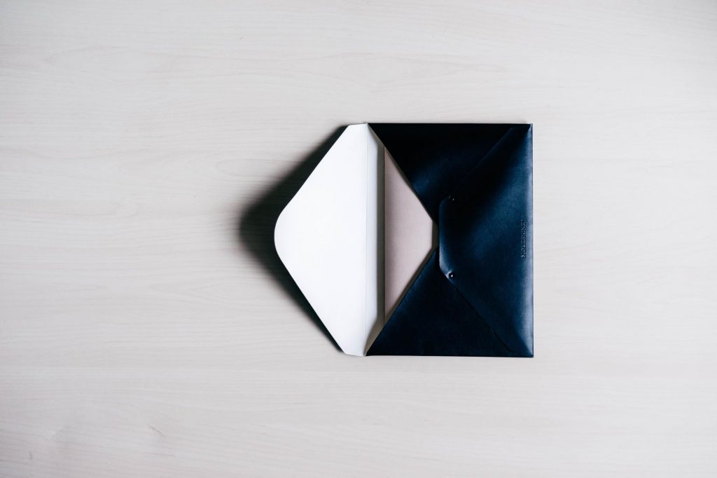 シンプル、ミニマル。モレスキンの「エンベロープ」を 12インチ MacBook / Pro の収納ケースとして使う