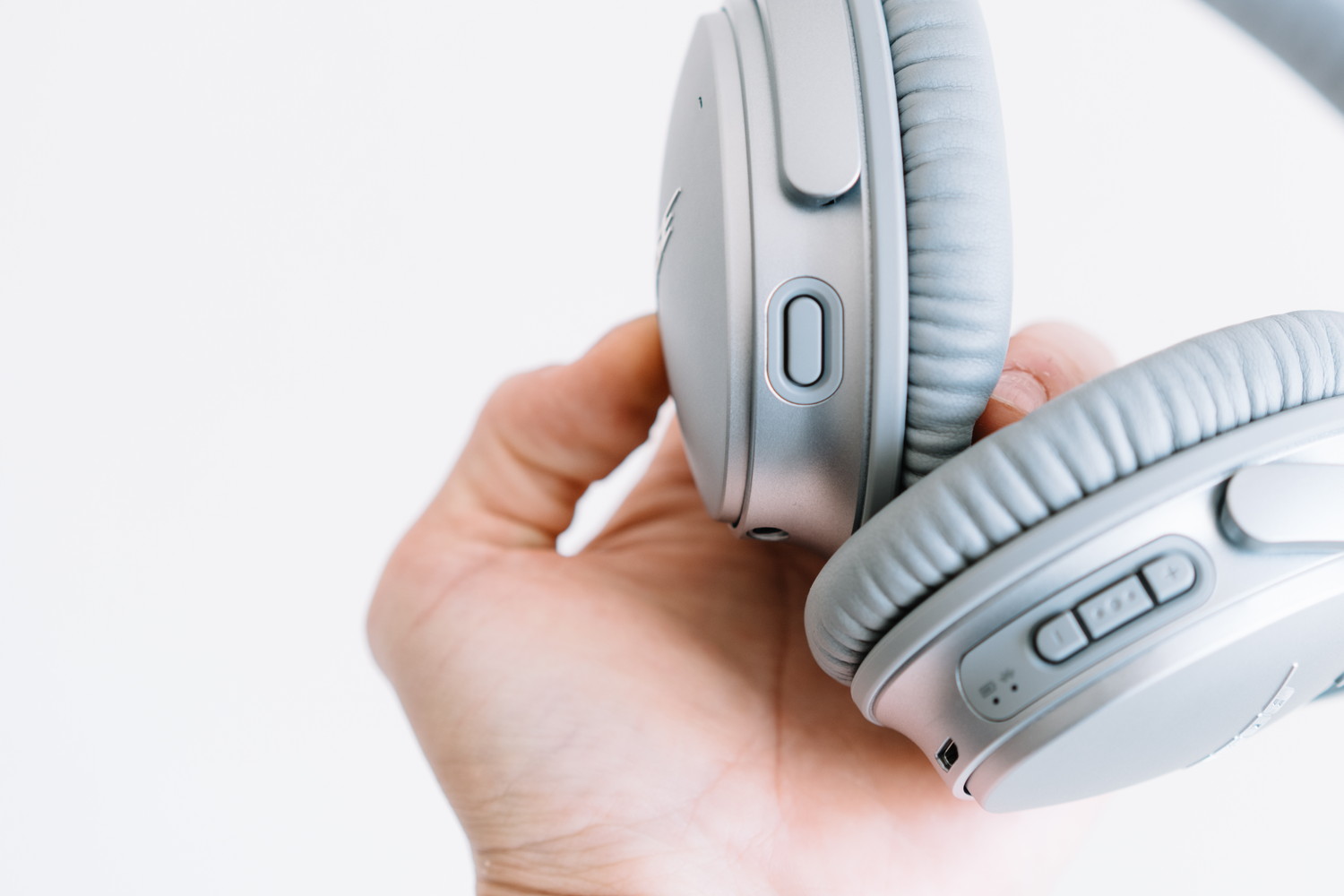 Bose のノイズキャンセリングヘッドホン『QuietComfort 35 wireless headphones II』のスイッチ