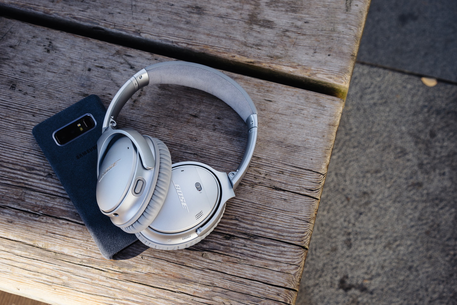 Bose のノイズキャンセリングヘッドホン『QuietComfort 35 wireless headphones II』とスマートフォン