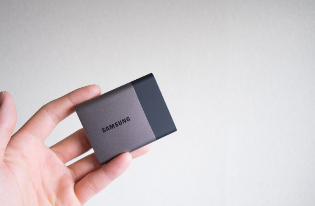 スマホでも使える、小さくて軽い名刺サイズのポータブル SSD『サムスン T3 500GB』レビュー