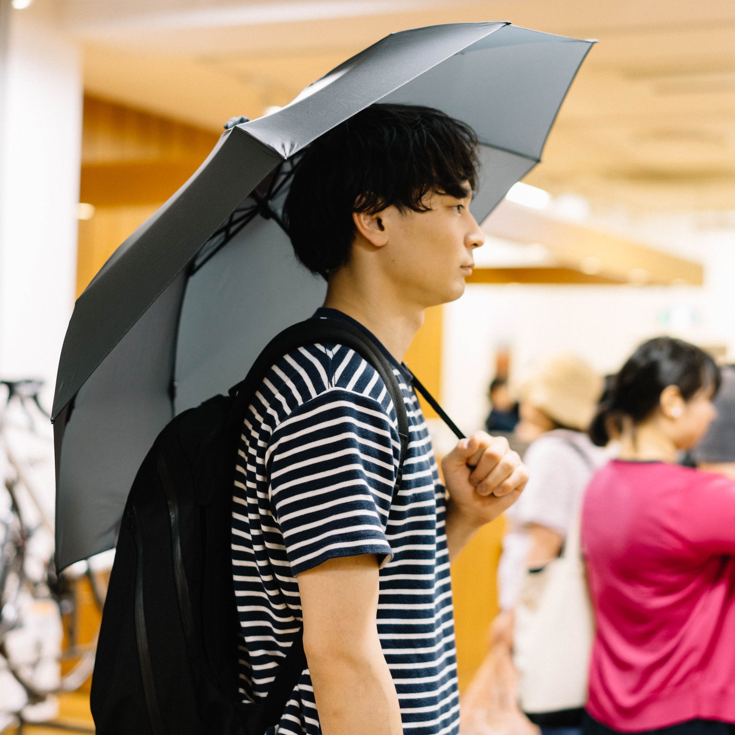 梅雨からバックパックを守る。軽くて大きなモンベルの折り畳み傘