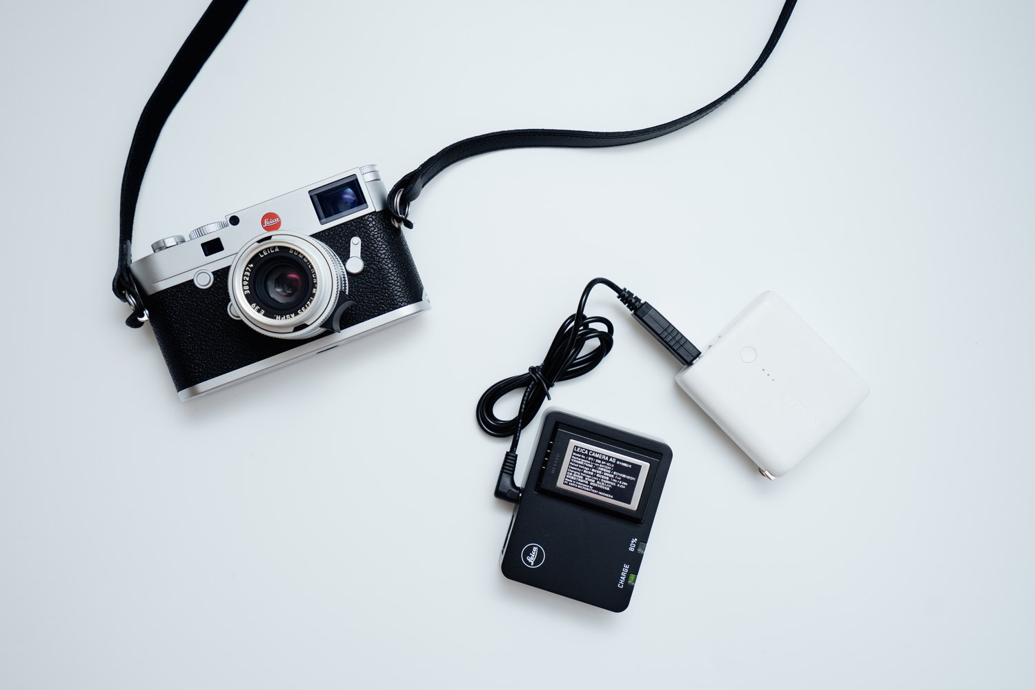 Leica M10の予備バッテリーをモバイルバッテリーで充電するための ...