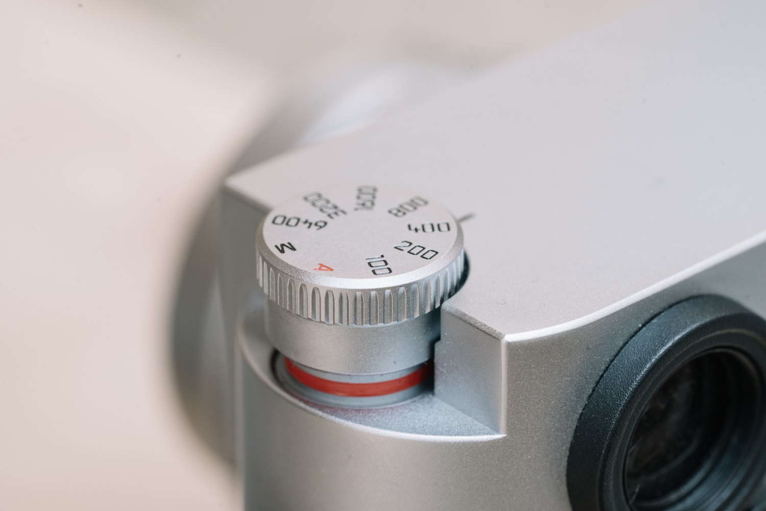Leica M10 の ISO ダイヤル