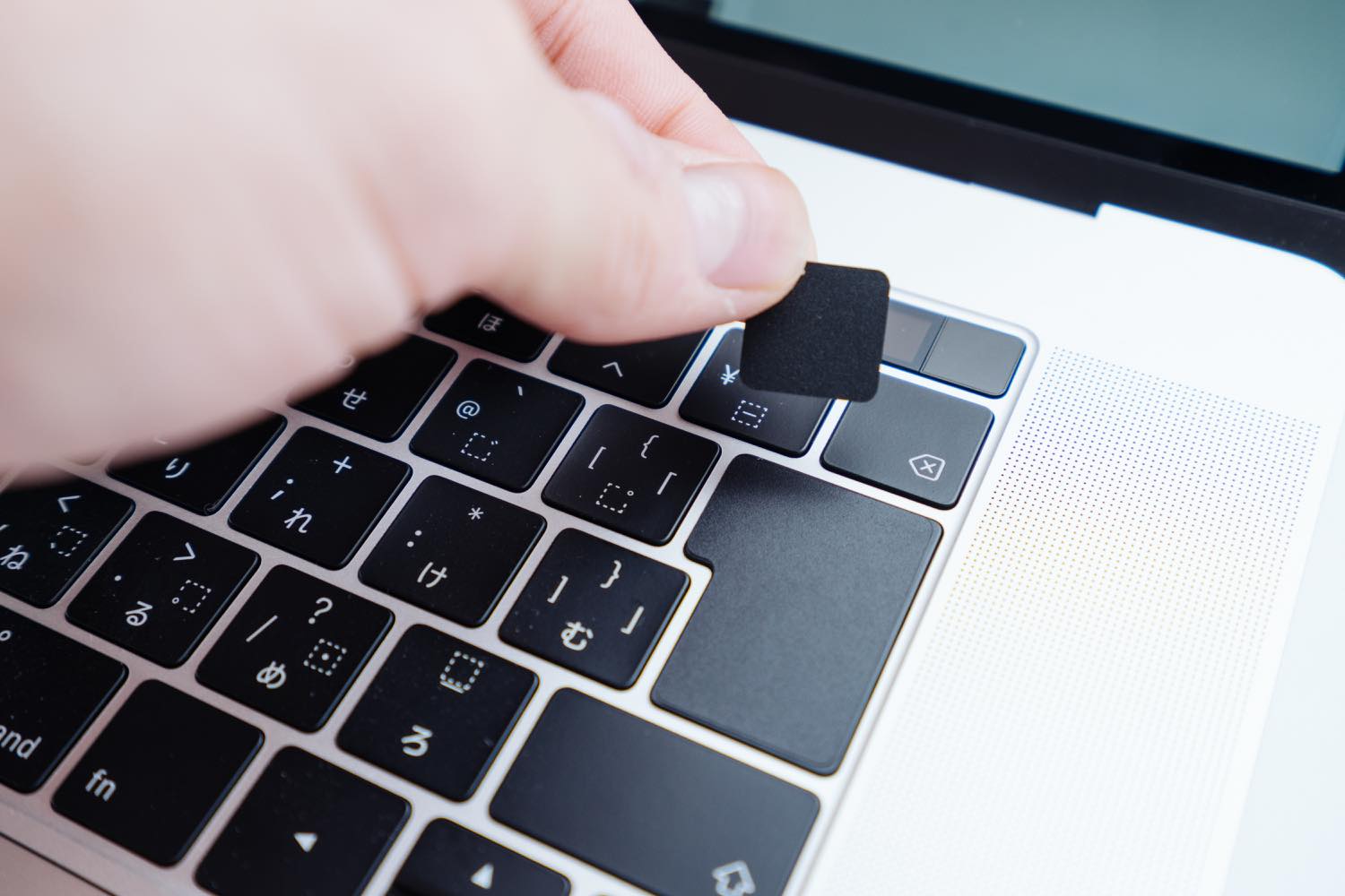 MacBookをミニマルに。貼るだけでキーボードを無刻印化する『ブラックアウトステッカー for Mac』レビュー
