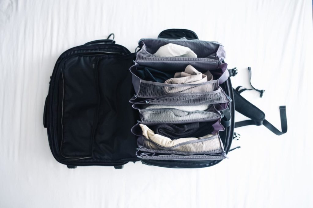 旅先での衣類の整理に。折り畳んで収納できる『スーツケースクローゼット』レビュー[PR]