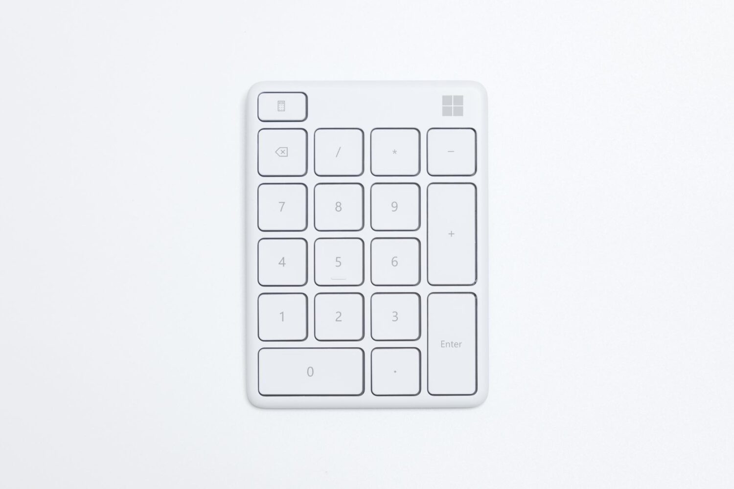 軽量薄型のミニマルなテンキー『Microsoft Number Pad』。動画編集の